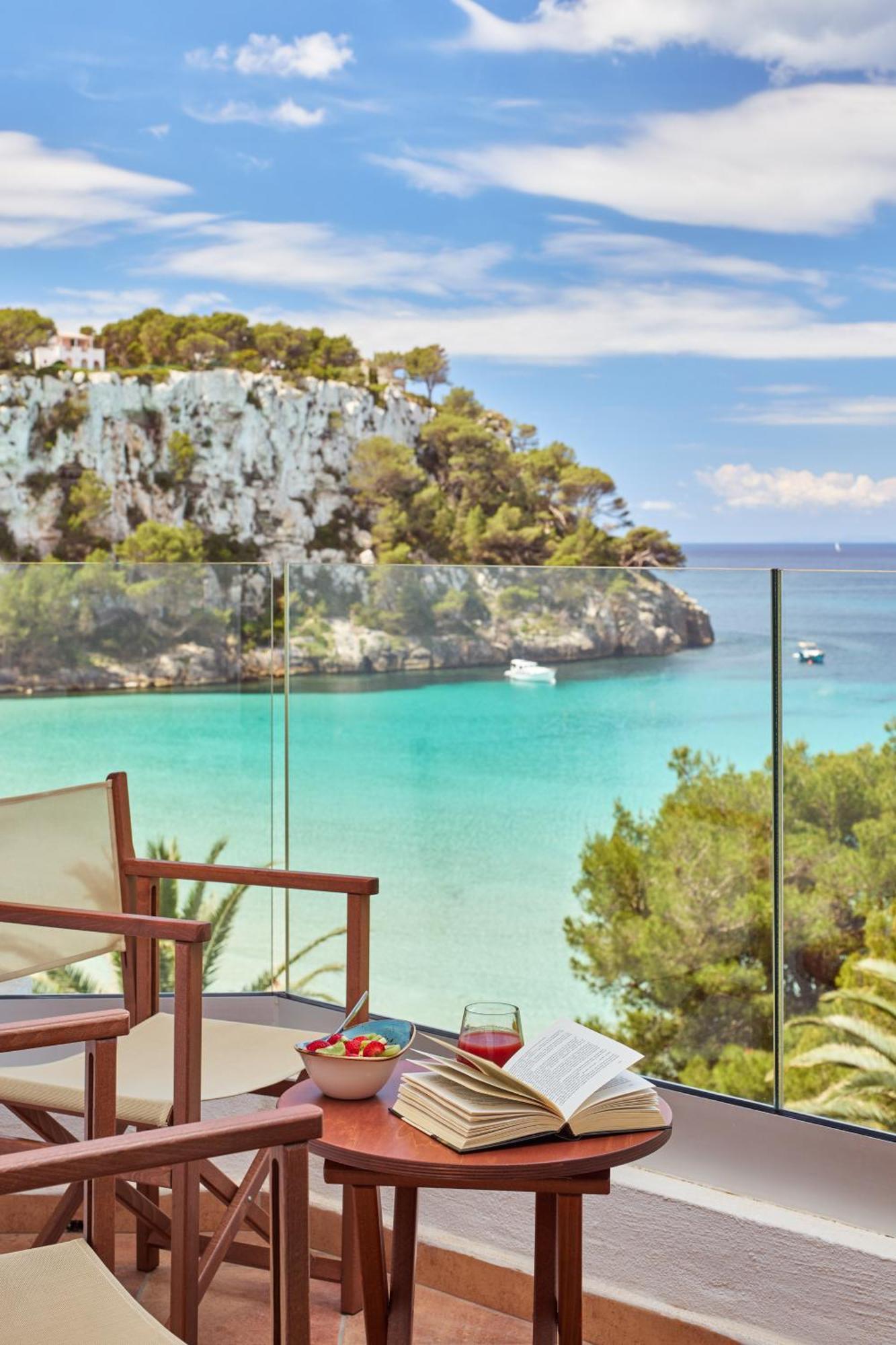Hotel Meliá Cala Galdana Esterno foto A glass balustrade
