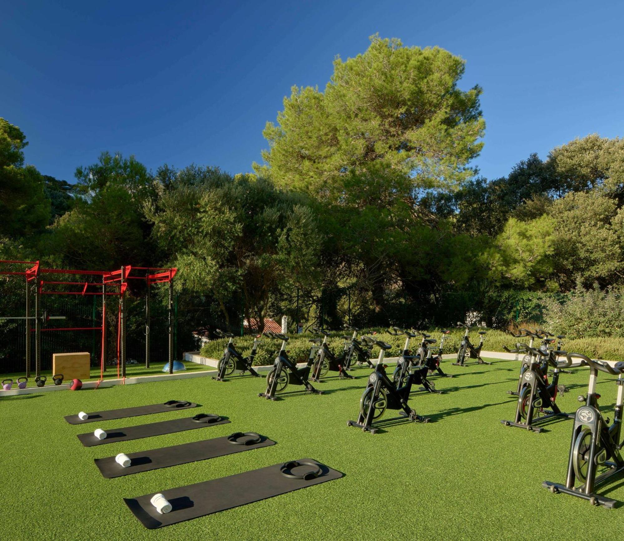 Hotel Meliá Cala Galdana Esterno foto The outdoor fitness area