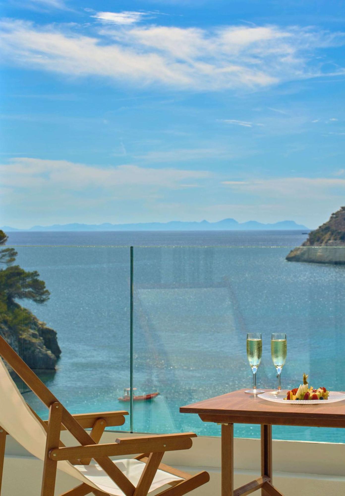 Hotel Meliá Cala Galdana Esterno foto View of the Gulf of Naples from the Hotel
