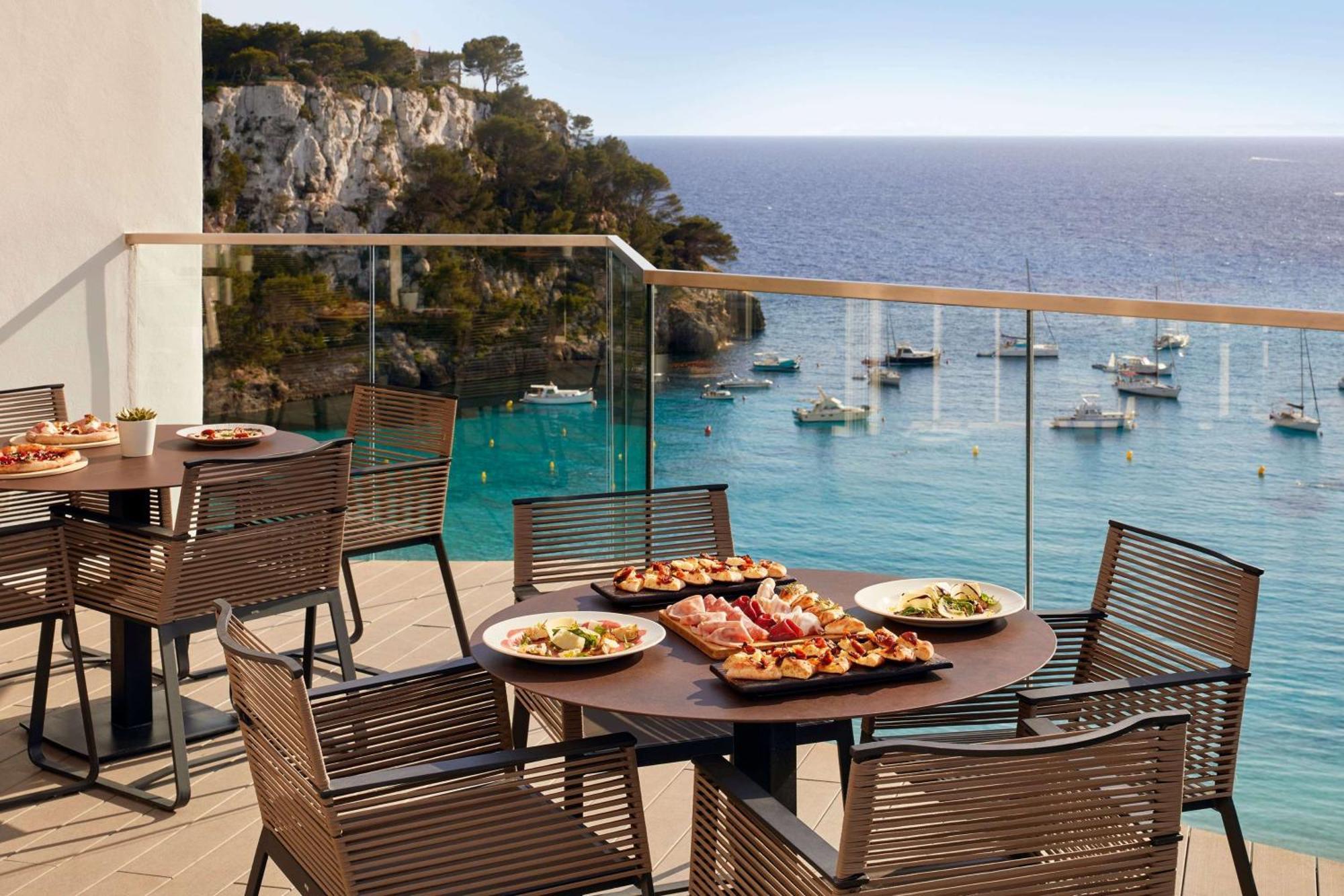 Hotel Meliá Cala Galdana Esterno foto A typical balcony at the hotel